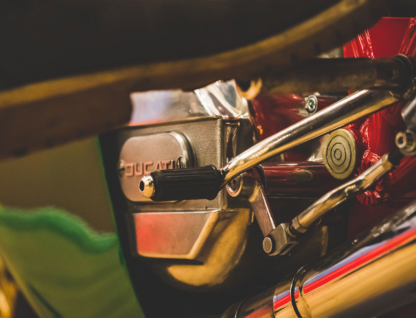 Gear lever and polished engine casing of a classic Ducati
