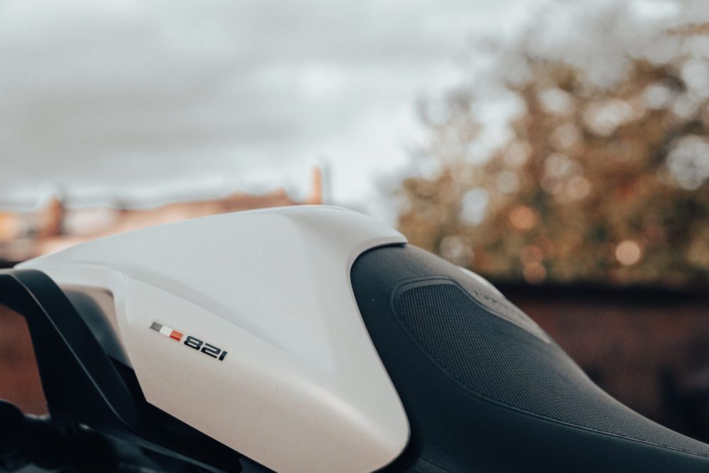 White seat cowl with an 821 badge on a Ducati Monster