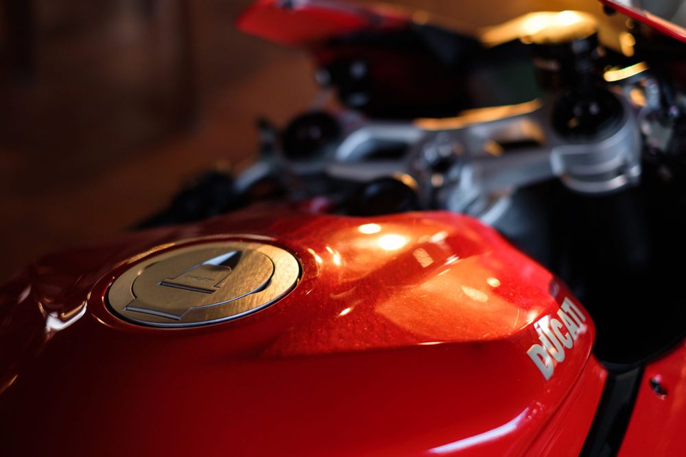 Fuel cap and red tank of a Ducati superbike