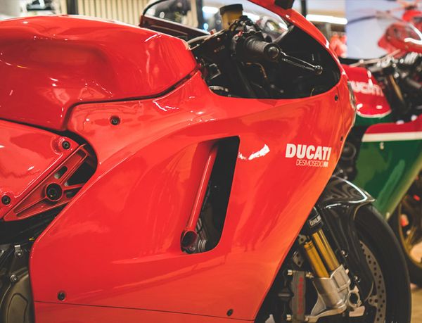 Side fairing of the Desmosedici RR above its gold front forks