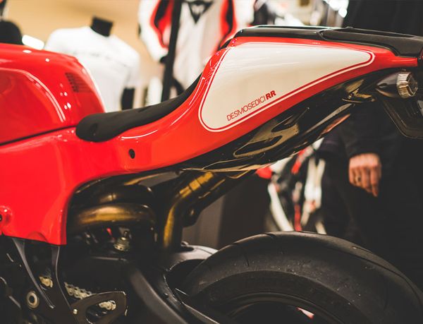 White seat unit with Desmosedici RR lettering above the rear wheel