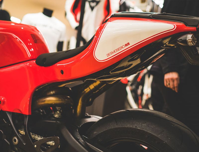 White seat unit with Desmosedici RR lettering above the rear wheel